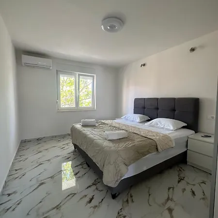 Apartamento Quinn Teuta In